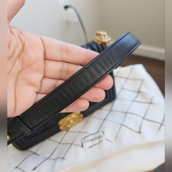 CHANEL Caviar Quilted Medium Boy Flap Black - Picture 11 of 15